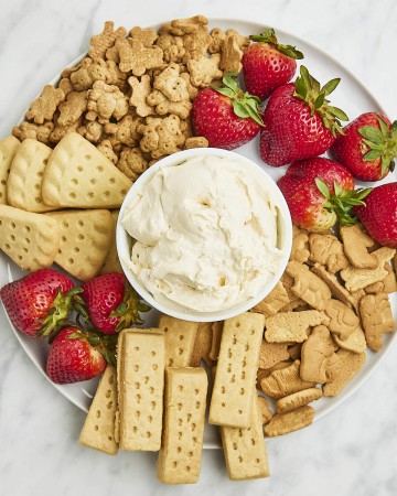 Cheesecake Dip served with cookies and fresh strawberries.