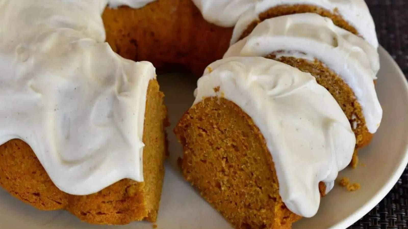 Pumpkin Bundt Cake recipe by The Delicious House.