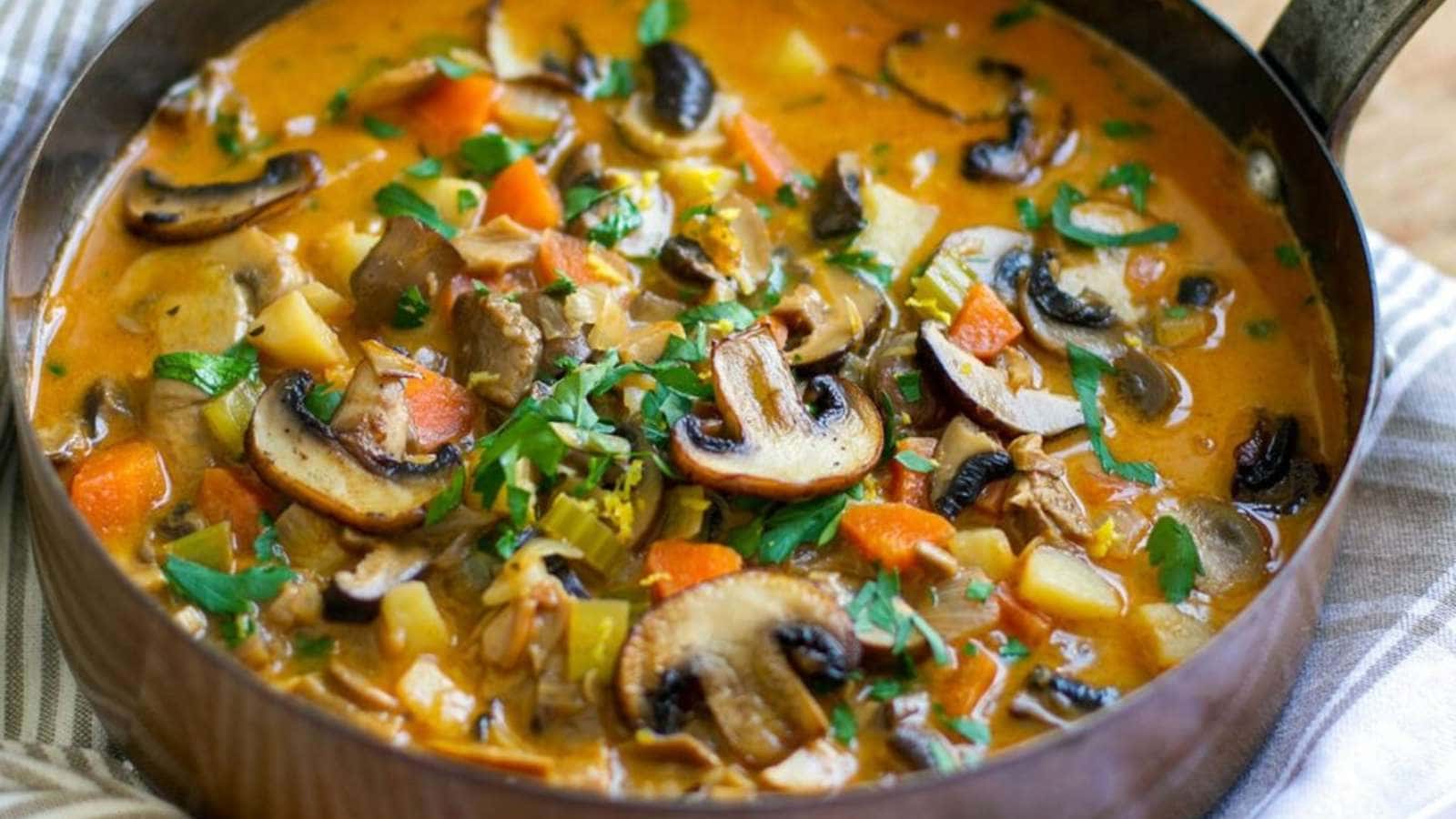 A bowl of stew made of mushrooms.