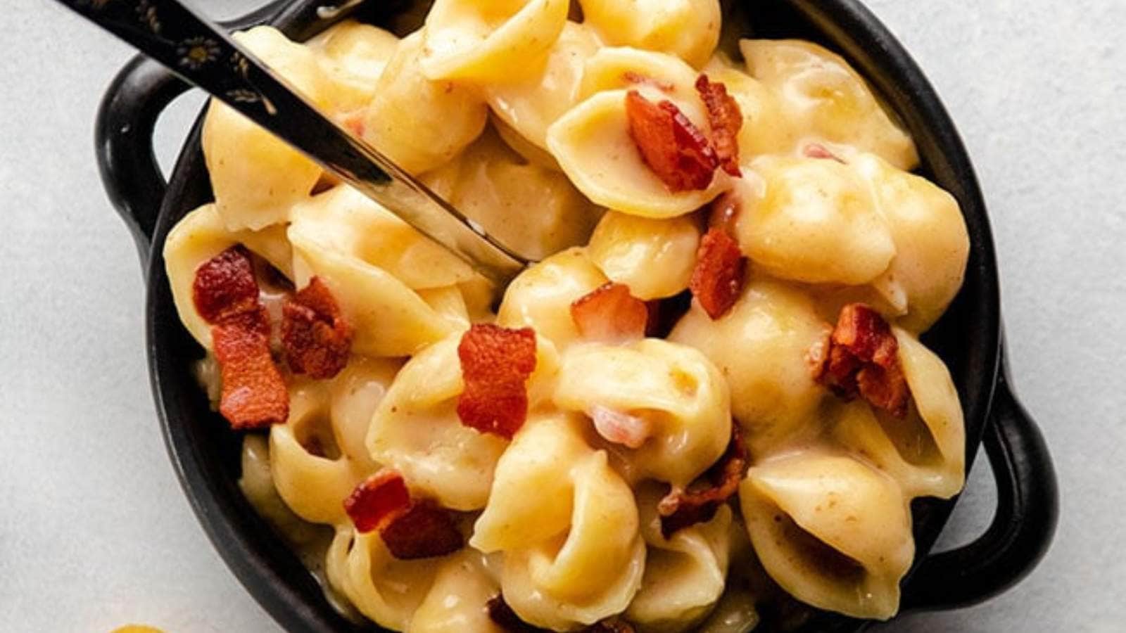 Apple Cider Mac And Cheese With Crispy Bacon recipe by Life As A Strawberry.