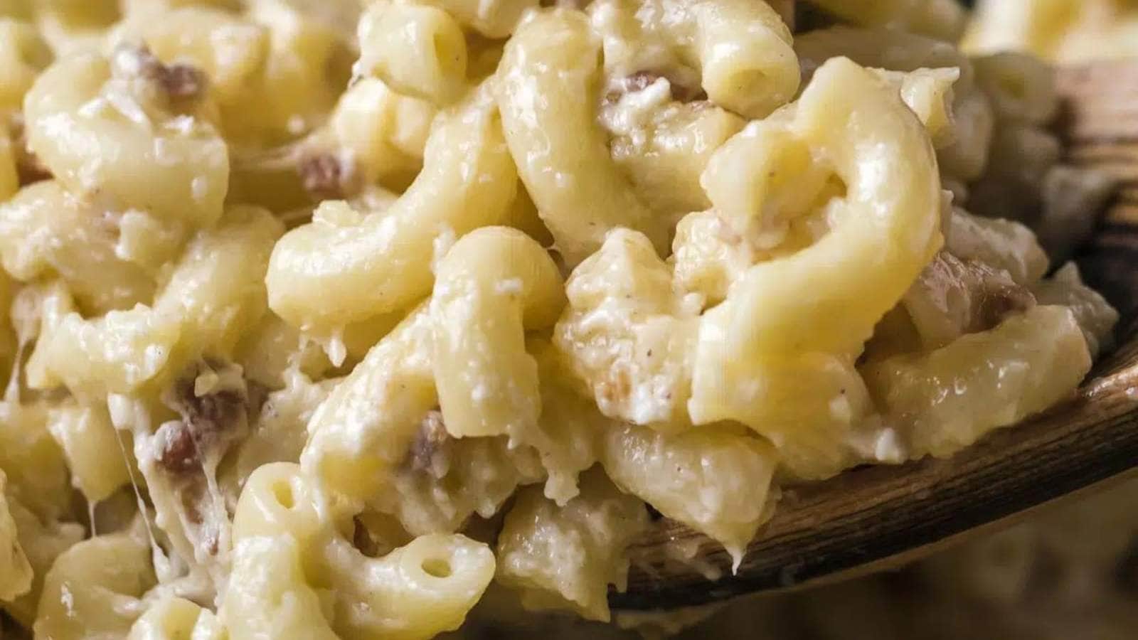 Slow Cooker Jalapeno Mac and Cheese recipe by The Magical Slow Cooker.
