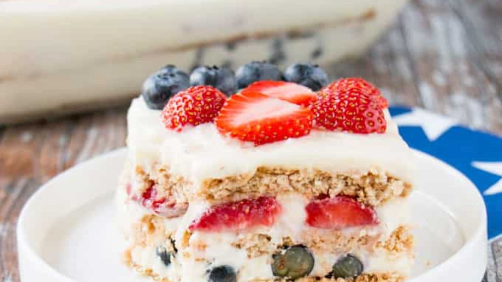 A cake with layers of pudding, graham crackers and fruit.