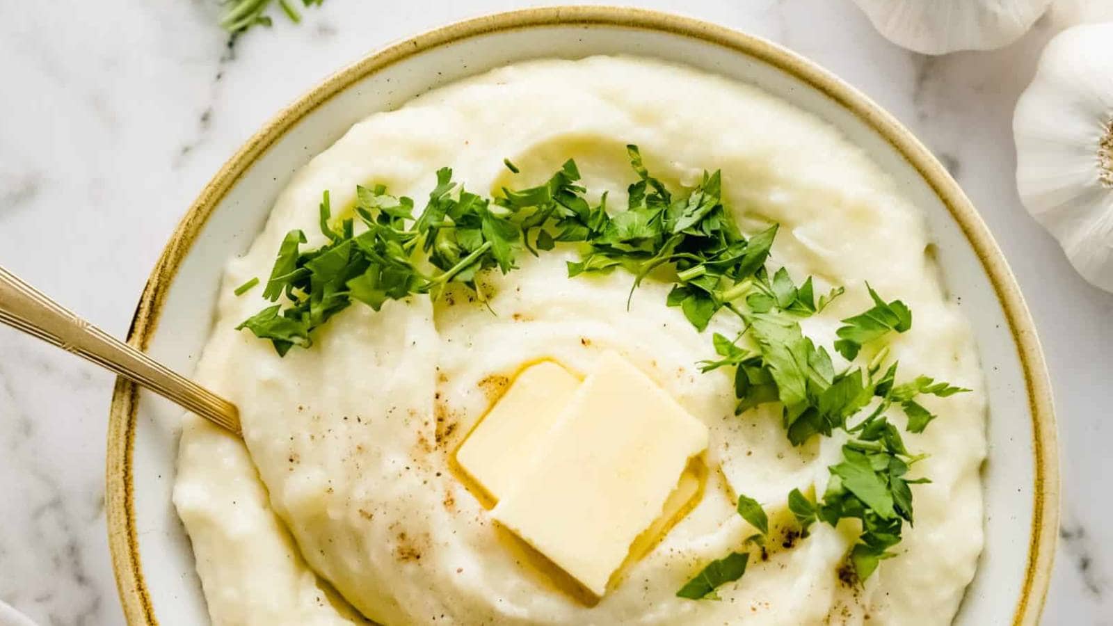 Instant Pot Garlic Mashed Potatoes recipe by Urban Farmie.