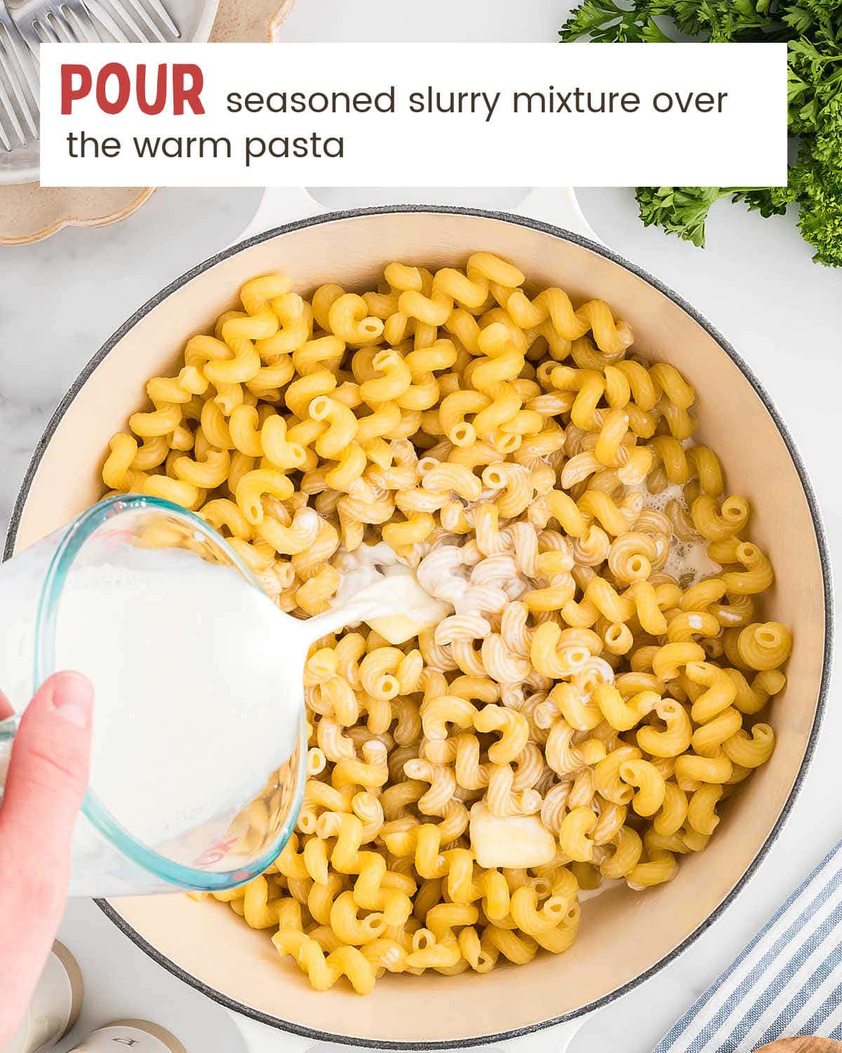 Pouring the seasoned slurry over the warm pasta. 