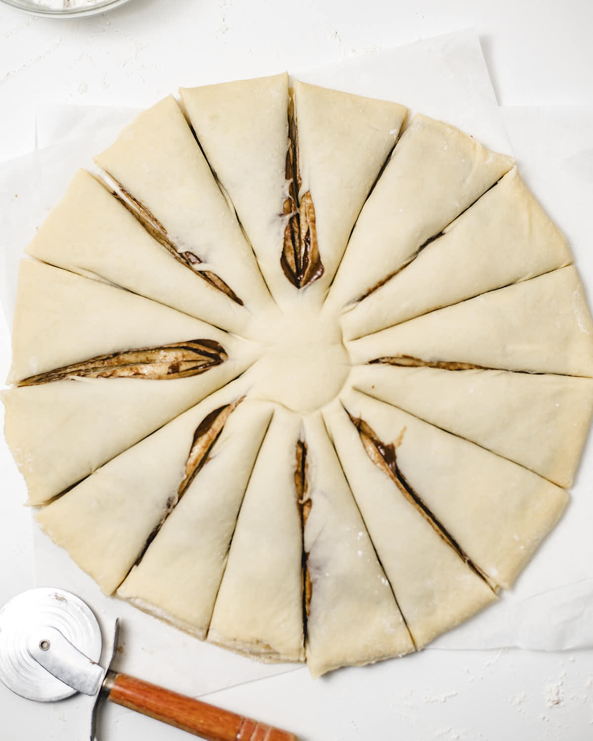 Making 16 slices into the top part of the dough circle.