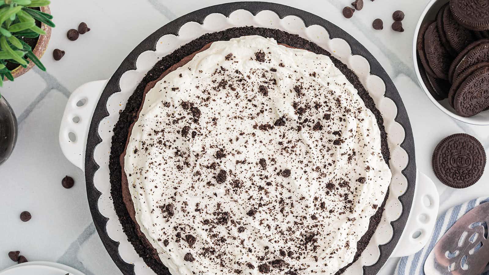 Whole Mississippi Mud Pie from above with chocolate chips and cookies around the dish.